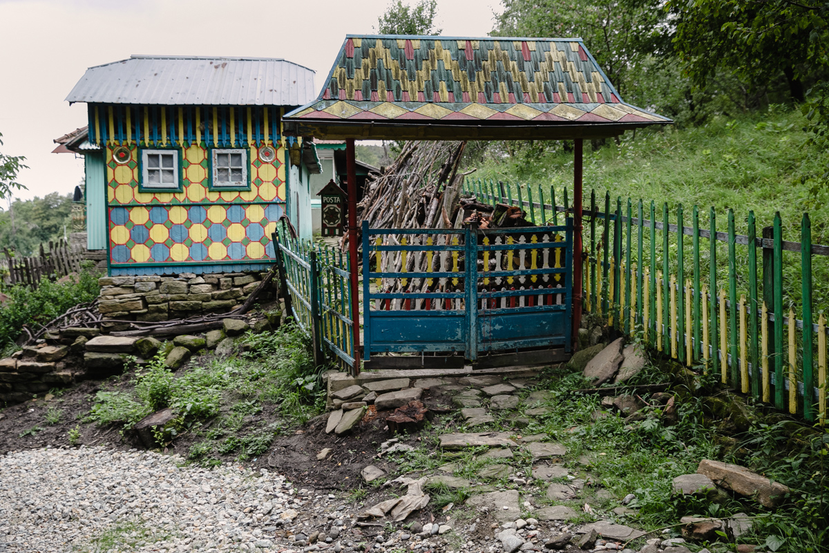 REPORTAJ. Viața celor 10 locuitori rămași în satul în care Gigi Becali a făcut o mănăstire și are planuri pentru alta: „Domnul ăsta a venit la poartă, m-a întrebat câţi ani am, apoi s-a dus şi mi-a adus o găleată de apă”