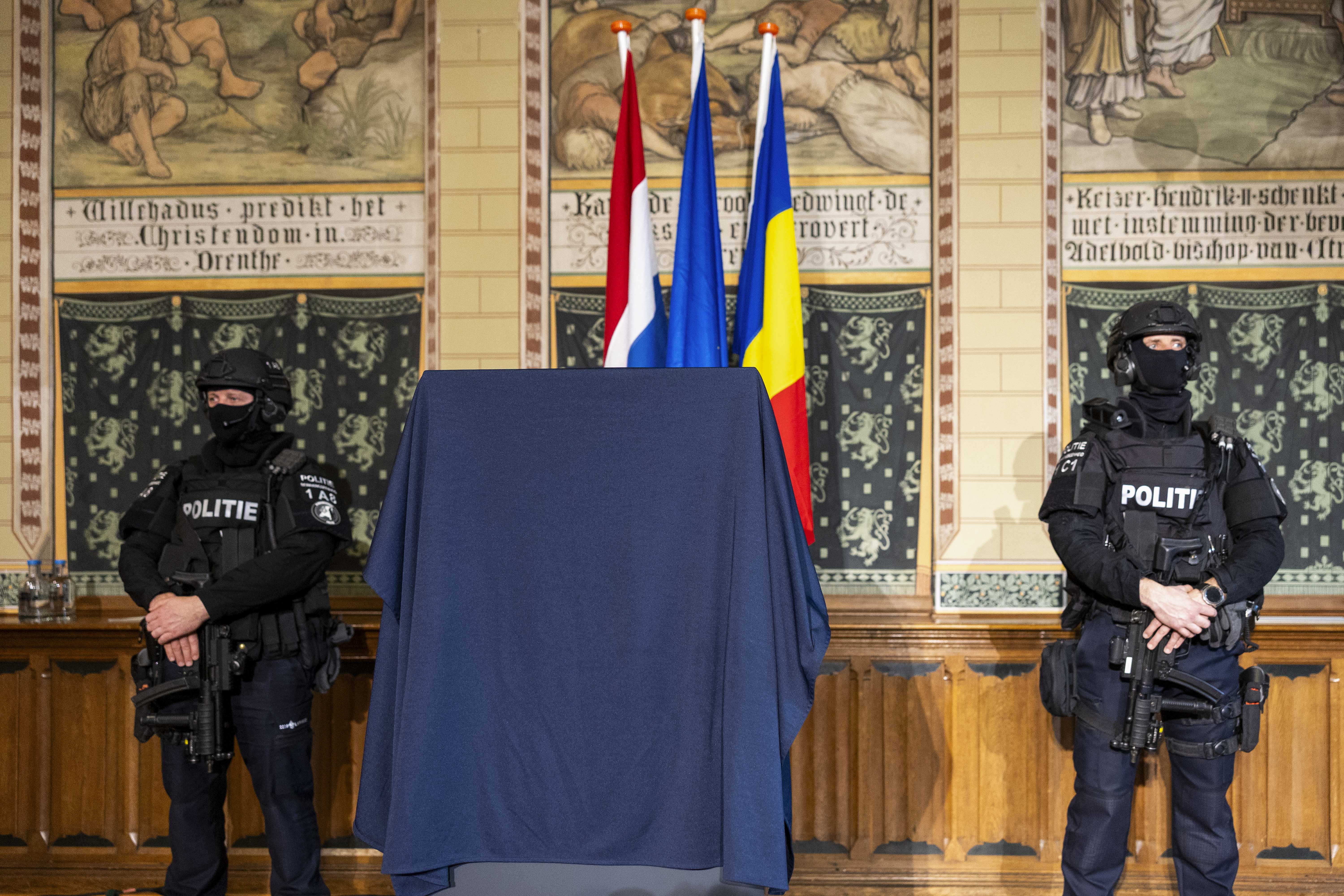 Primele imagini cu brățările dacice și Coiful de la Coțofenești după ce au fost recuperate de poliția olandeză / Coiful, ușor deteriorat. A treia brăţară este încă căutată I VIDEO
