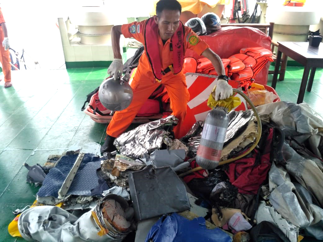 UPDATE | Accident aviatic în Indonezia. Echipele de salvare au recuperat 6 cadavre. Înainte ca avionul Lion Air să se prăbușească în mare, pilotul a raportat defecțiuni tehnice (FOTO și VIDEO)