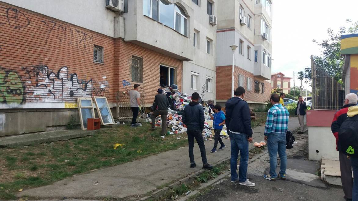 FOTO/ Un munte de gunoaie a fost scos din apartamentul unui bărbat din Constanța. Deșeurile îngropaseră până și lustra din sufragerie