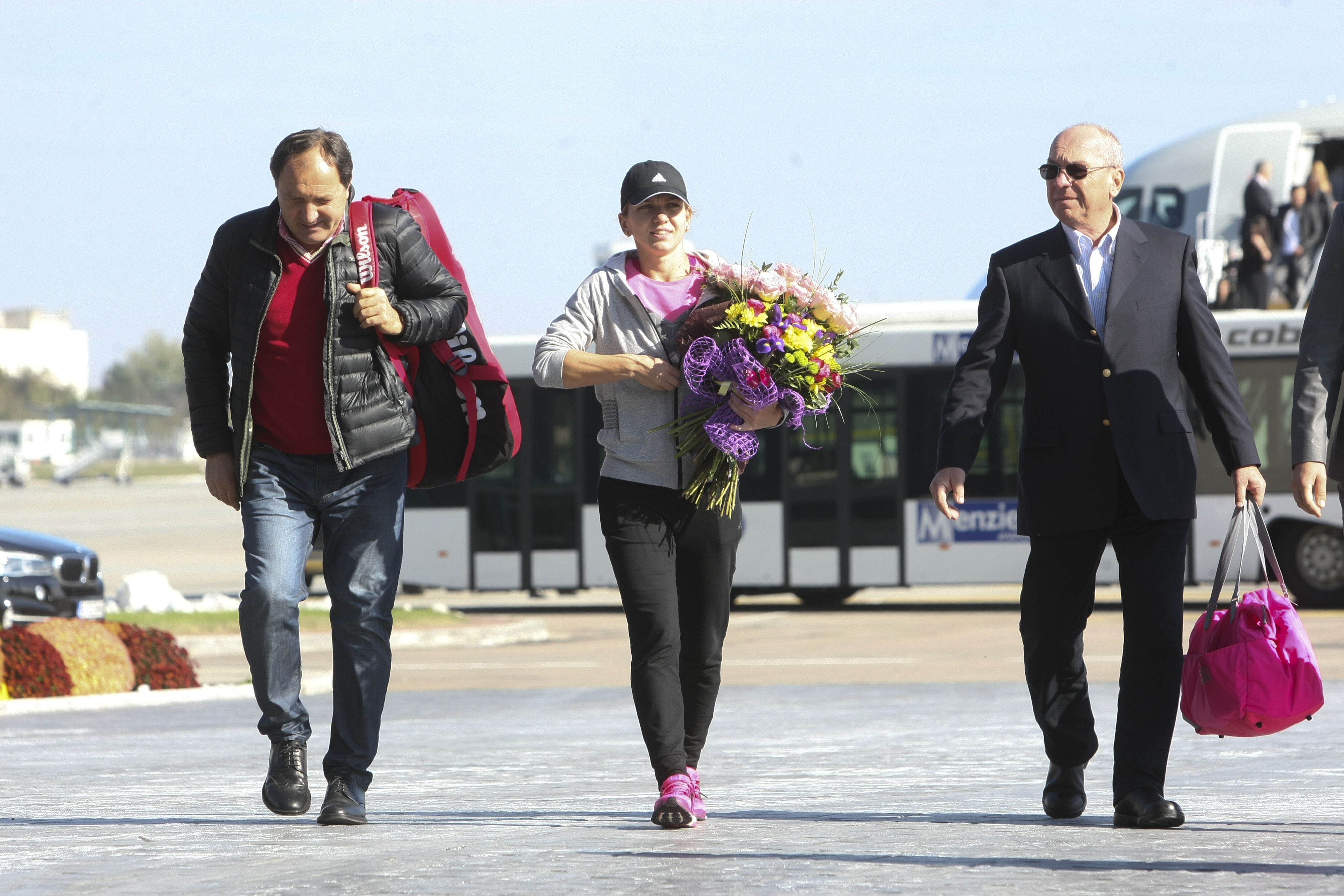 FOTO / Simona Halep a revenit în ţară. ^”Serena a vrut o poză cu mine, că  voi fi numărul unu mondial”