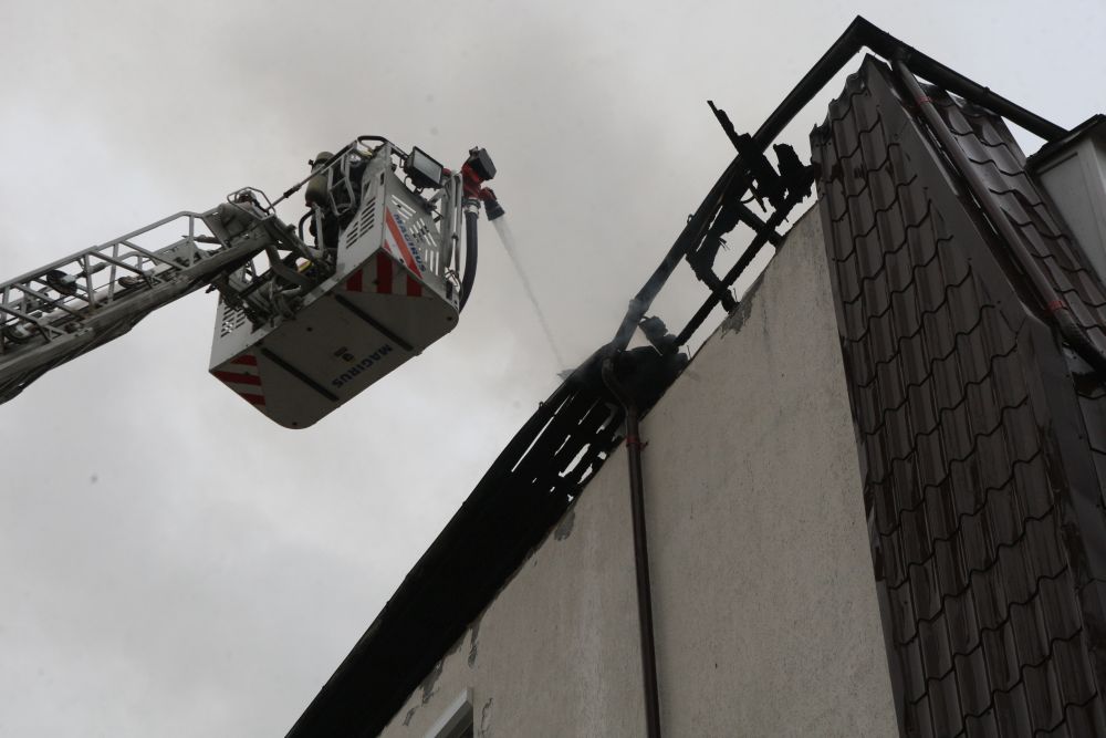 VIDEO/ Locuitorii din Chiajna aduc acuzații dure, după incendiul care a cuprins trei blocuri. "E posibil să fi rămas doar cu hainele de pe mine!”. De la ce ar fi pornit incendiul