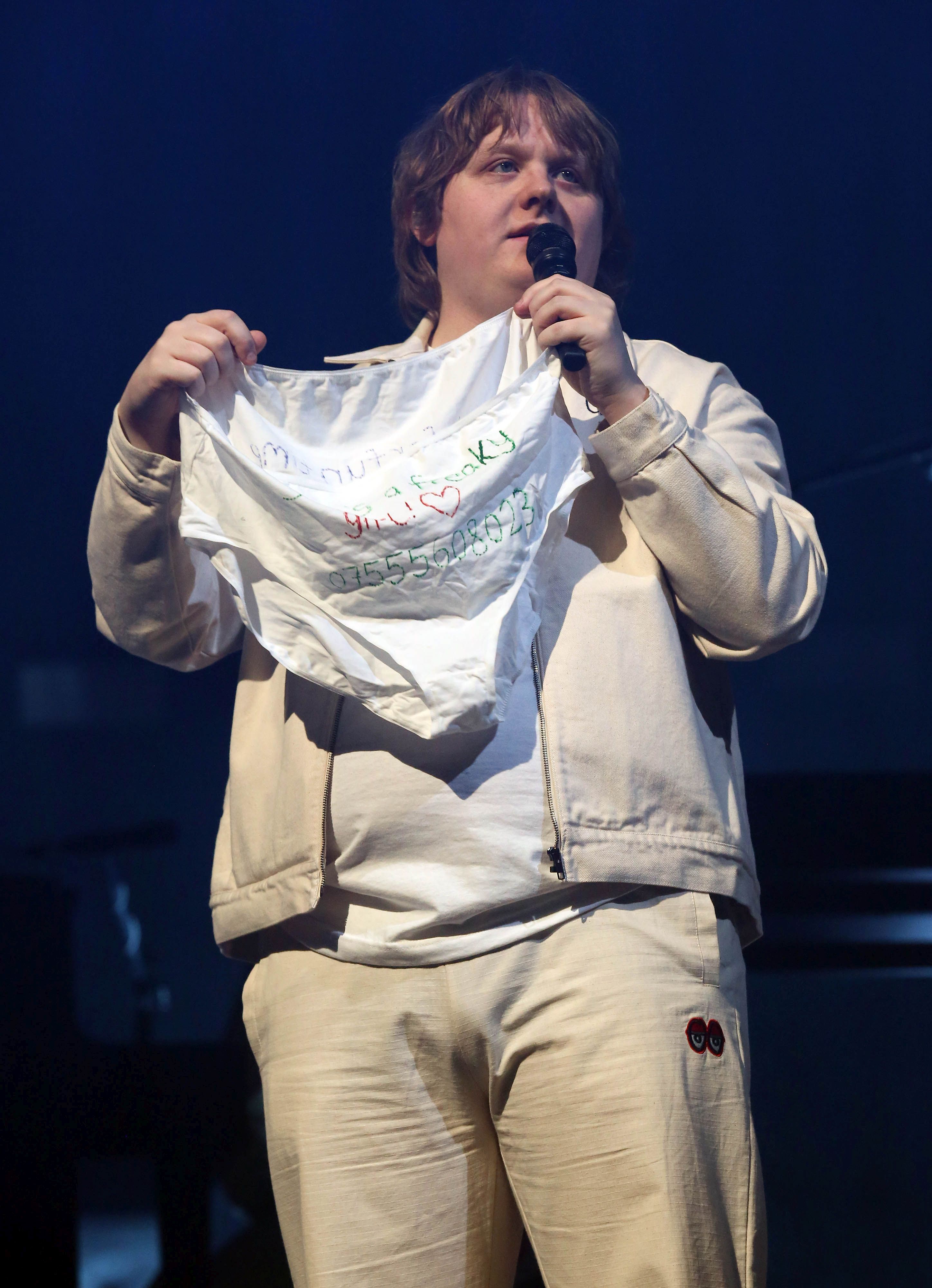Lewis Capaldi vine la UNTOLD 2026. Totul despre artistul britanic cu miliarde de vizualizări pe YouTube