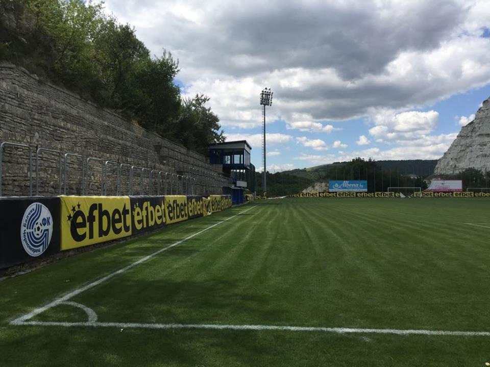 Așa arată stadionul din Balcik pe care Farul vrea să joace în Liga 2. ”Sunt bineveniți aici!”. Omul care a ucis Dinamo în 1995 antreneaza echipa Cernomoreț din localitate
