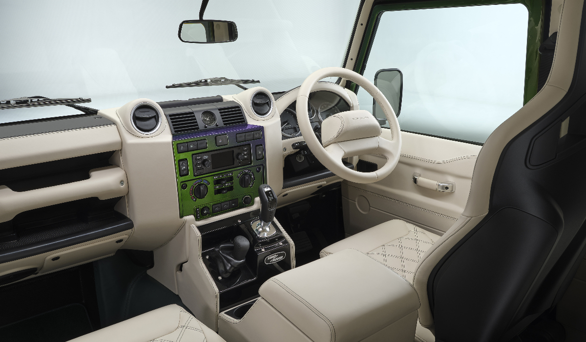 Un bogătaș a plătit 1.160.000 de euro pe patru mașini vechi Land Rover, pe care le-a comandat după ce au fost recondiționate