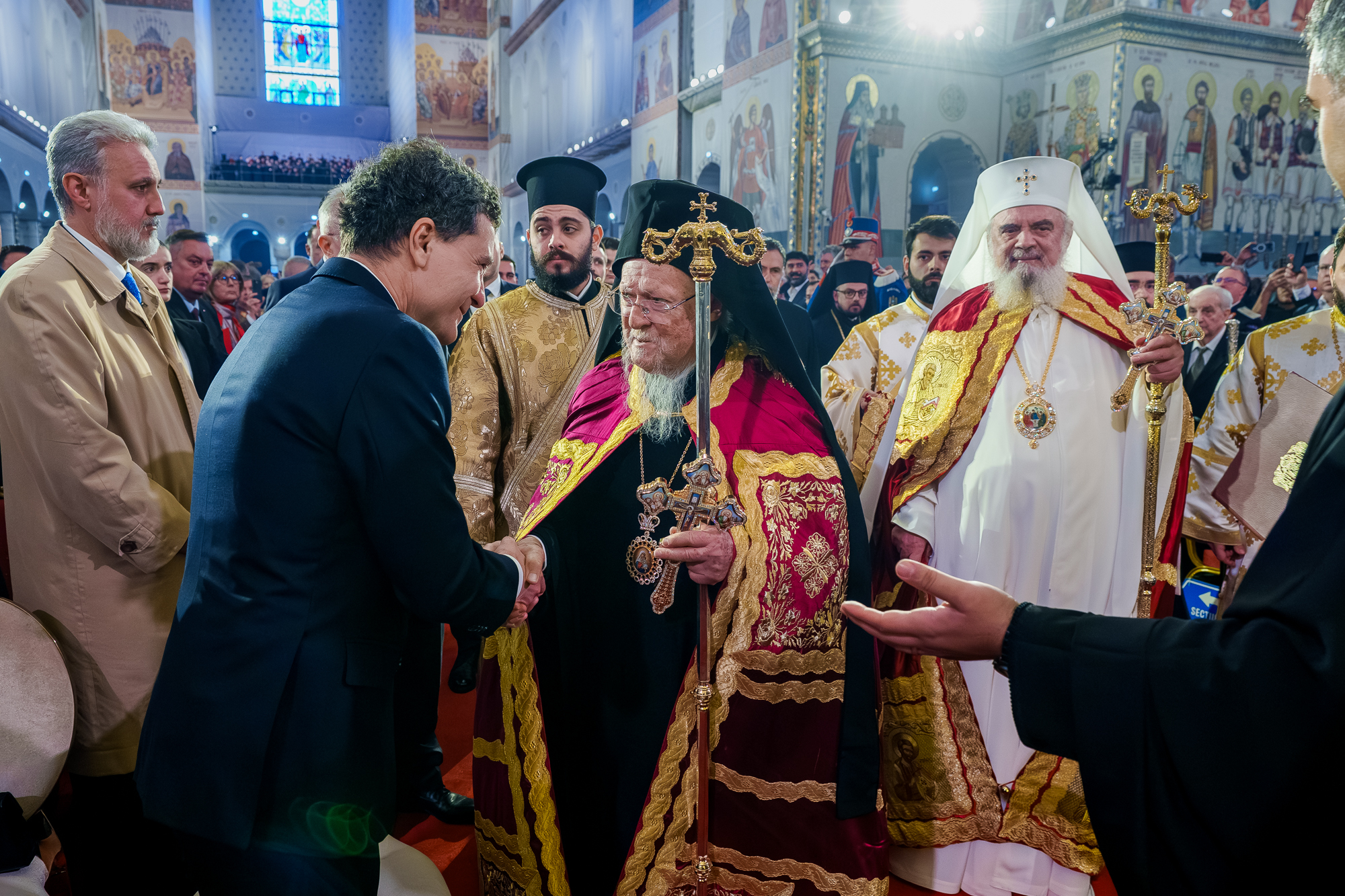 Dana Budeanu a criticat ținuta aleasă de Mirabela Grădinaru, partenera lui Nicușor Dan, la sfințirea Catedralei Mântuirii Neamului: „Alo, protocolu’ Cotroceni?”