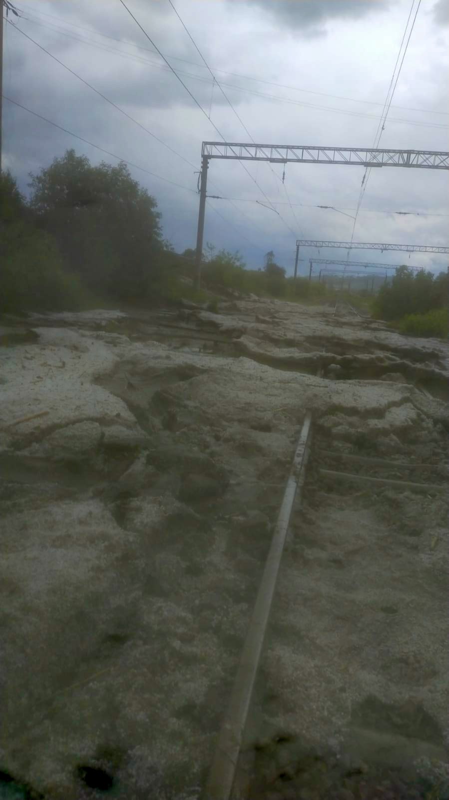 Patru trenuri au fost oprite pe Magistrala 300, în județele Mureș și Brașov, din cauza inundațiilor