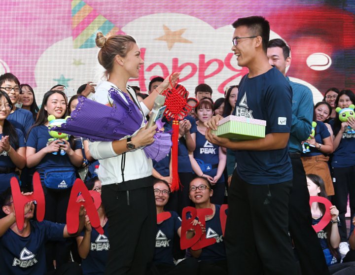 Simona Halep împlinește 25 de ani. Sportiva a fost sărbătorită cu tort la Wuhan, iar fanii au umplut rețelele de socializare cu felicitări / GALERIE FOTO&VIDEO
