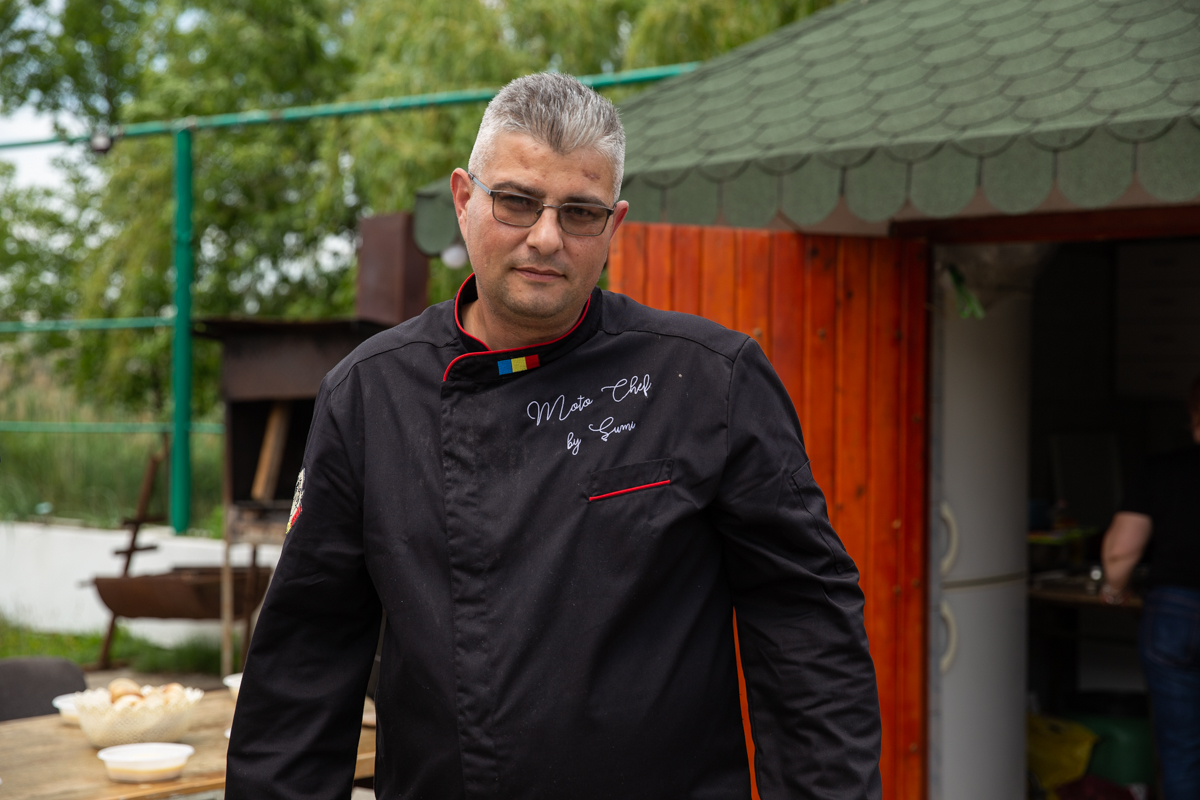 Clubul de bikeri din Bârlad a devenit bucătărie de campanie. În pandemie, rockerii au lăsat motoarele și s-au apucat de gătit pentru săraci