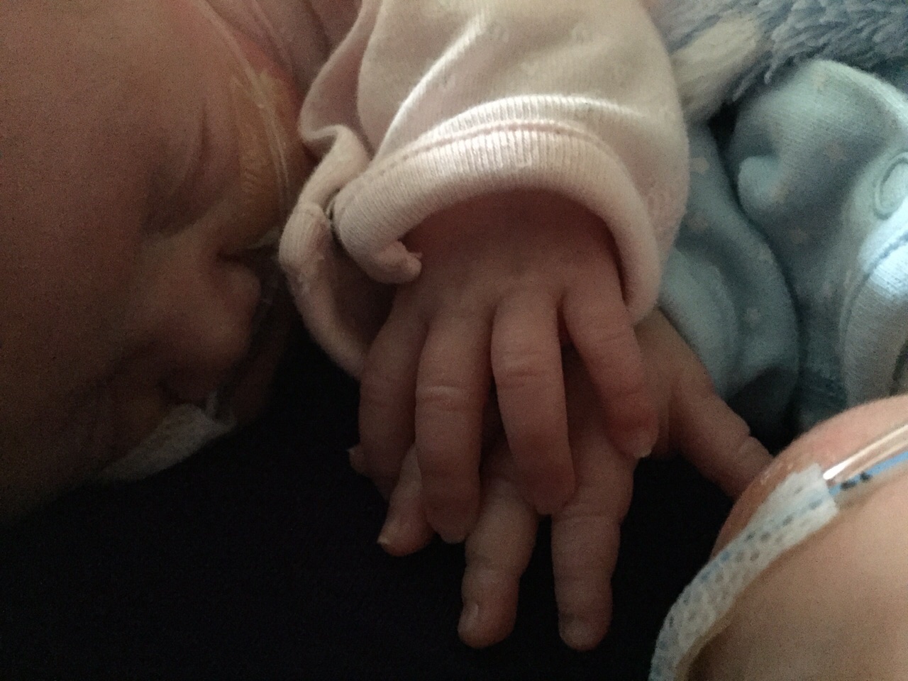 Doi frați gemeni născuți prematur au supraviețuit după ce au fost puși în același incubator. Ce s-a întâmplat când s-au îmbrățișat | FOTO
