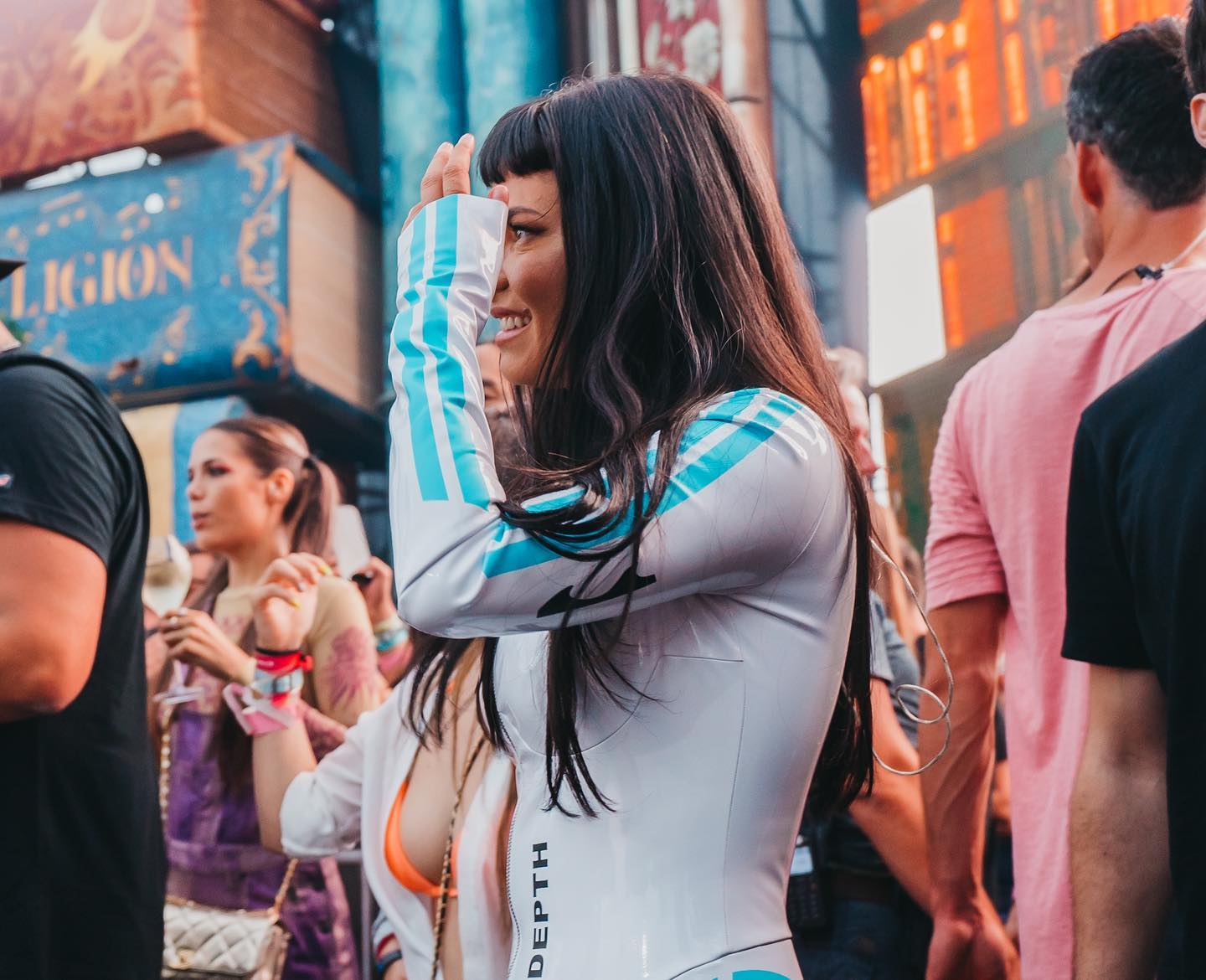 INNA a cântat la festivalul Tomorrowland 2022. A ajuns în Belgia cu un avion privat și s-a plimbat cu Ferrari