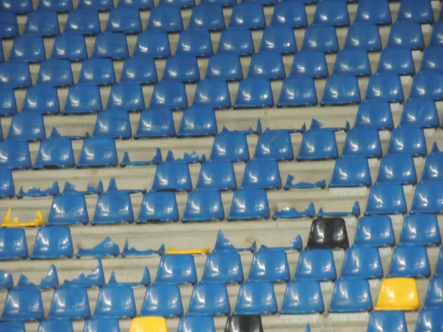 Petrolul-Steaua s-a lăsat cu urmări şi pe stadion. Fanii campioanei au distrus 281 de scaune 