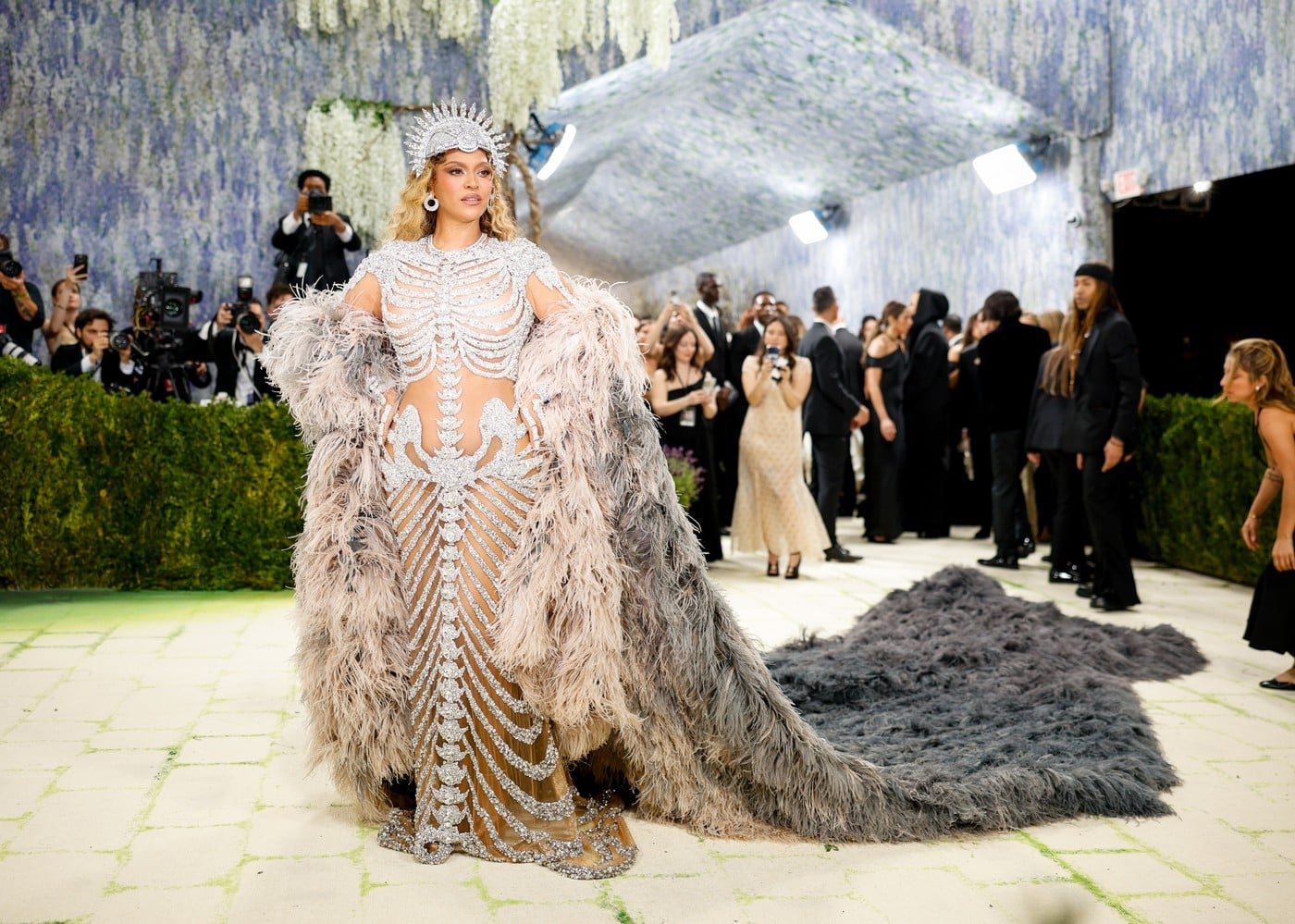 Beyoncé a revenit la Met Gala 2026 după un deceniu, alături de fiica sa, Blue Ivy Carter. Cum au apărut cele două pe covorul pietruit
