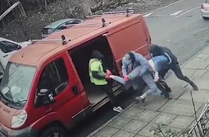 Videón, ahogy fényes nappal elrabolnak egy férfit: hátborzongató ahogy begyömöszölik a furgonba