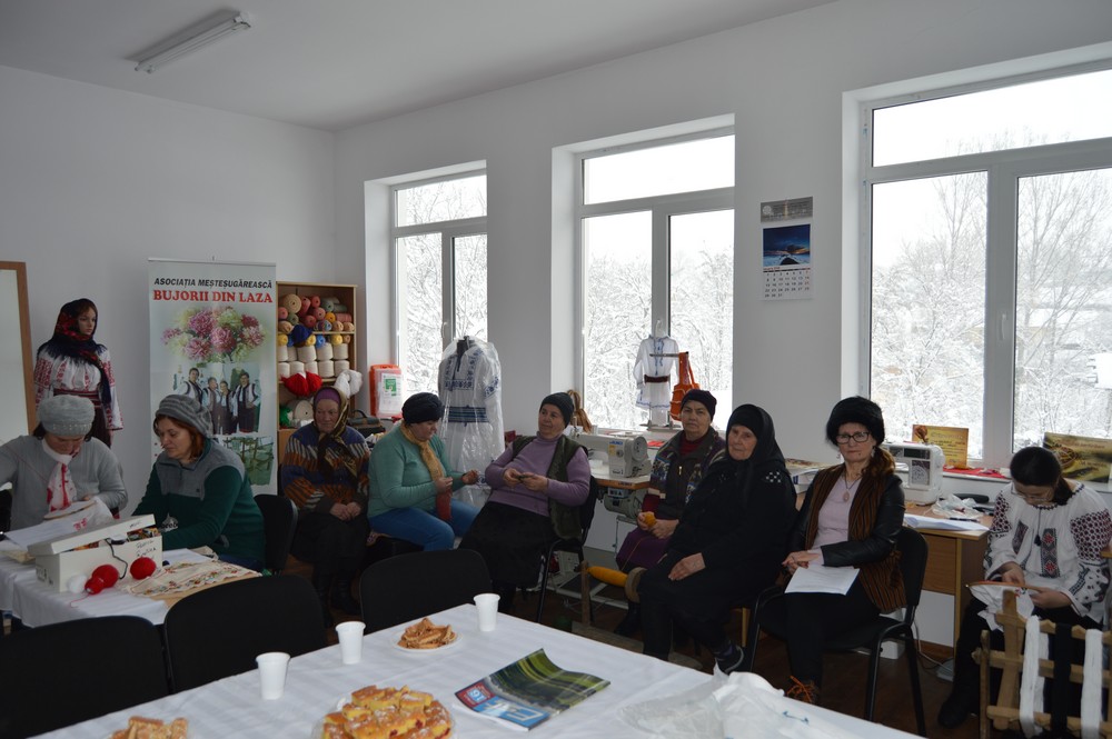 REPORTAJ/Un fel de alternativă a Facebook-ului! Șezătoarea din Vaslui, locul unde oamenii socializează și transmit ce știu