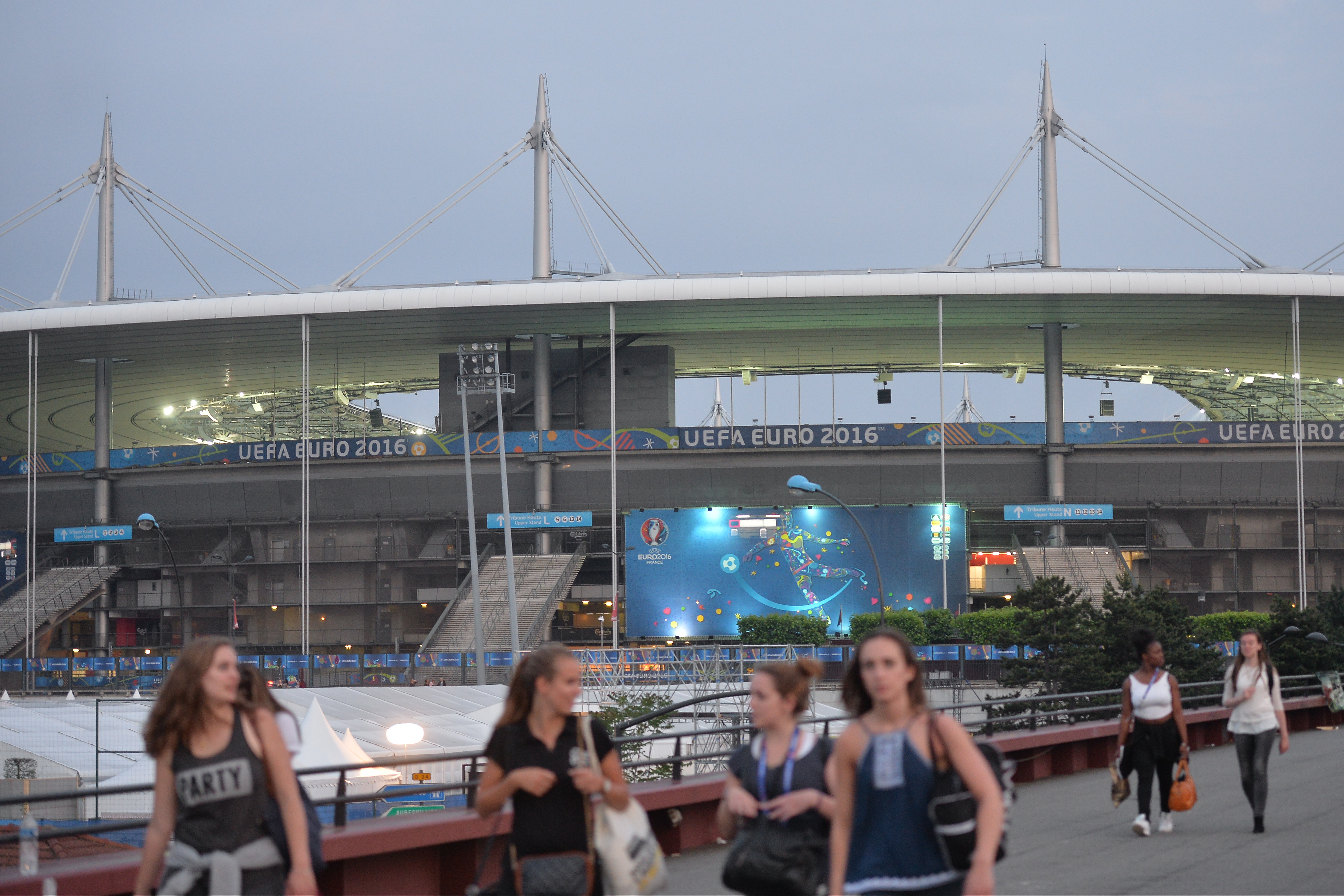 Euro 2016. Reportaj din infernul de la Saint-Denis. Vineri jucăm aici, pe Stade de France, cu gazdele! ”Explodează câte o bombă la două săptămâni și se trage cu Kalașnikovul” EXCLUSIV&FOTO