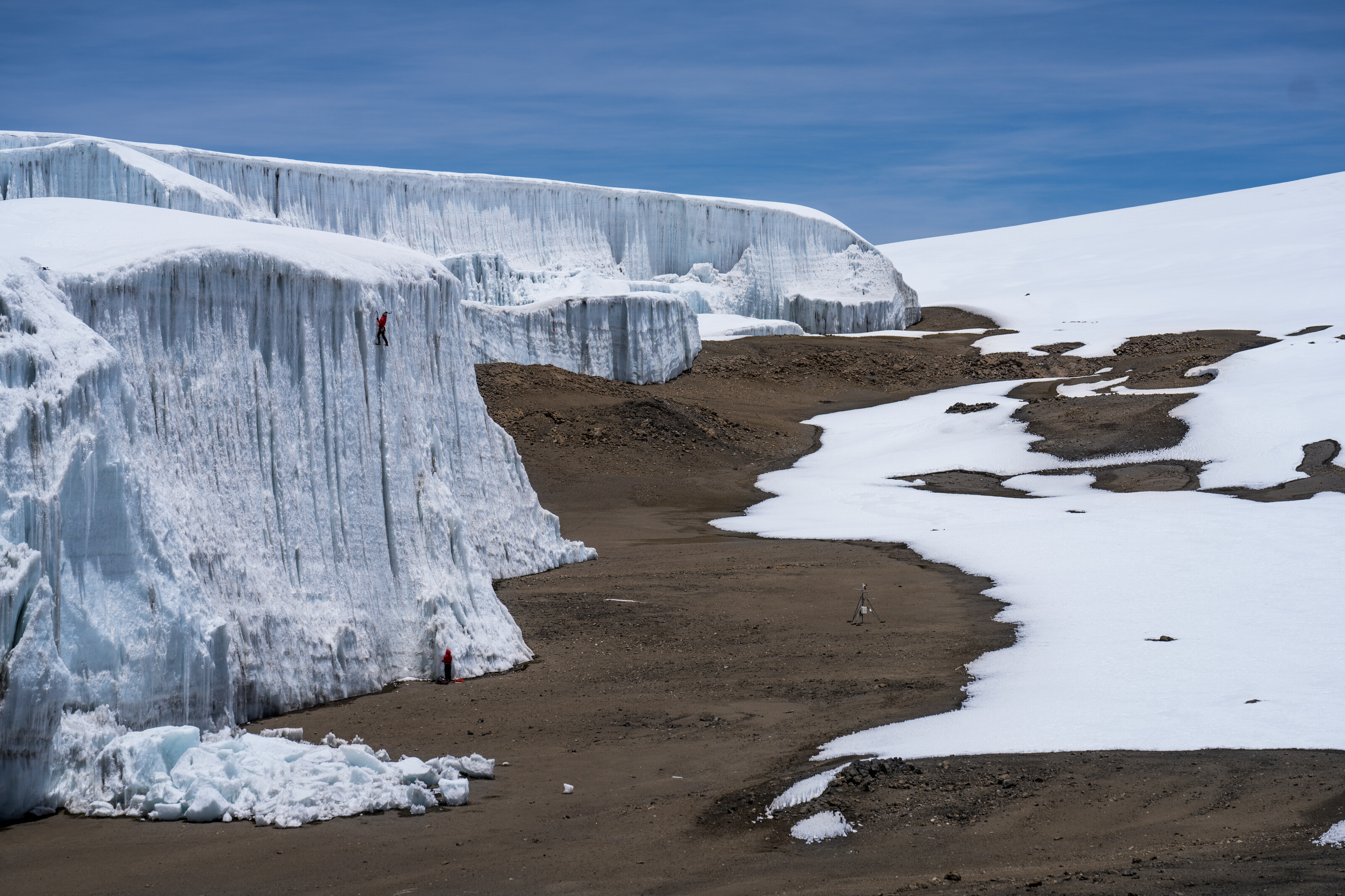 Alpinistul Will Gadd, ultimul om care urcă pe un celebru traseu montan, printre ghețarii care se topesc pe Kilimanjaro. Imagini spectaculoase
