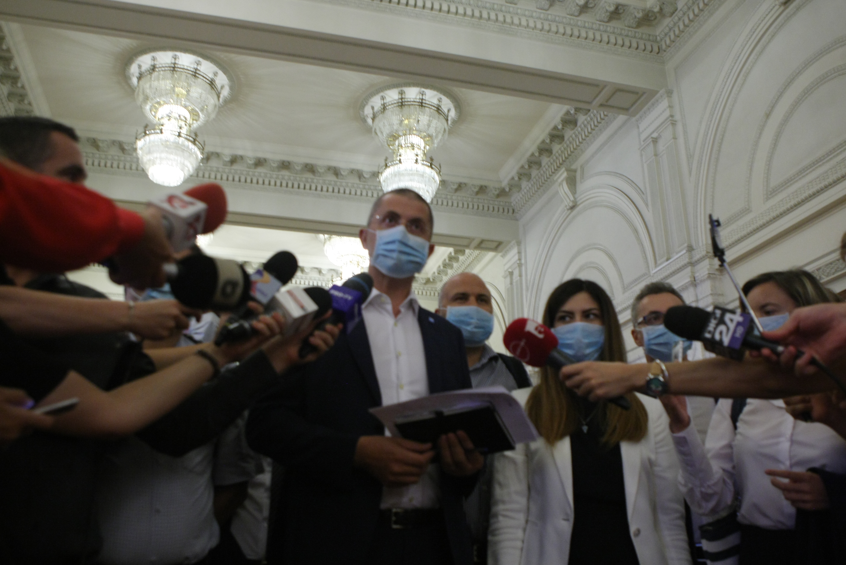 FOTO. Parlamentarii USR, cu măști pe față, în plen: ”Solidaritate cu zecile de mii de români gazaţi şi bătuţi în 10 august de către PSD, la ordinul lui Dragnea”