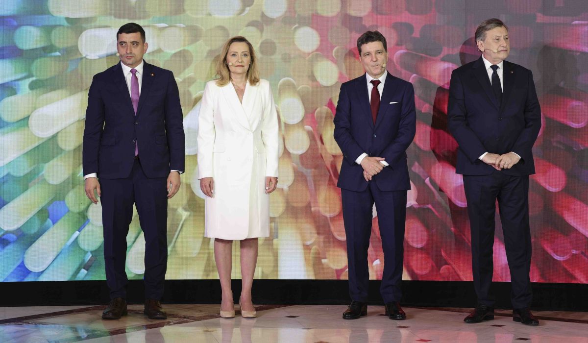 Cât costă rochia albă purtată de Elena Lasconi la dezbaterea electorală. S-a îmbrăcat de la o vedetă care deține un brand de haine
