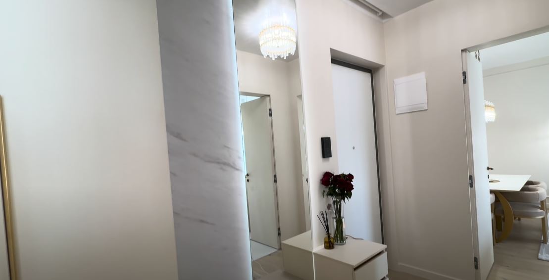 Imagini cu apartamentul din București în care locuiește Andreea Bostănică. Tânăra din Moldova câștigă 20.000 de euro pe săptămână