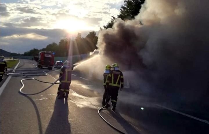 Un autocar cu 49 de români a fost mistuit de flăcări pe o autostradă din Austria. UPDATE MAE: "Oamenii sunt în afara oricărui pericol"
