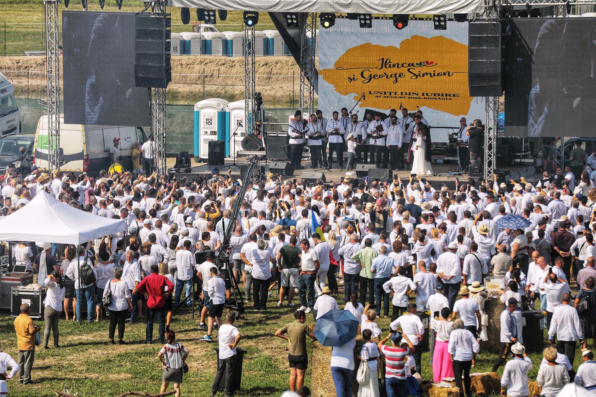 FOTO. Nunta lui George Simion, văzută de la fața locului. Câteva sute de oameni au rezistat în fața scenei, petrecerea a continuat până la 7 dimineața