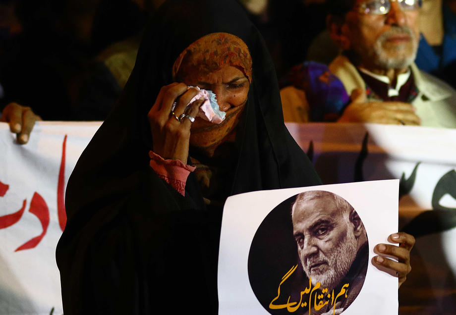 Iranul este în doliu după moartea generalului Qassem Soleimani. Mii de oameni protestează, prezentatorii plâng la TV