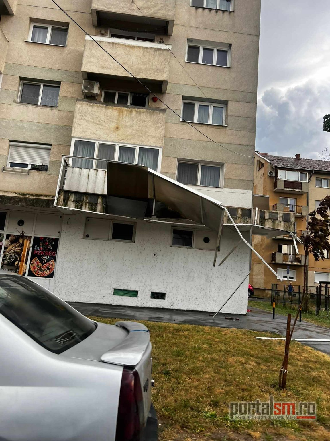 Pagube în mai multe județe din țară, în urma vijeliilor: zeci de copaci căzuți, mașini avariate și acoperișuri luate de vânt