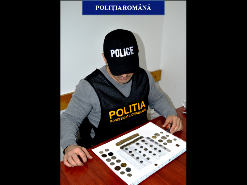 Un bărbat din Craiova a vrut să vândă monede antice pe Internet. E cercetat acum de Poliție