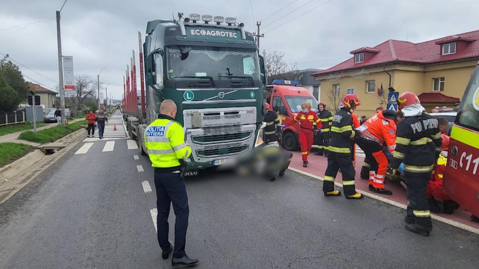 Zeci de oameni traversează cu lumânări aprinse pe trecerea de pietoni pe care un băiețel de 3 ani a fost strivit de un TIR, la Lețcani, în Iași | VIDEO