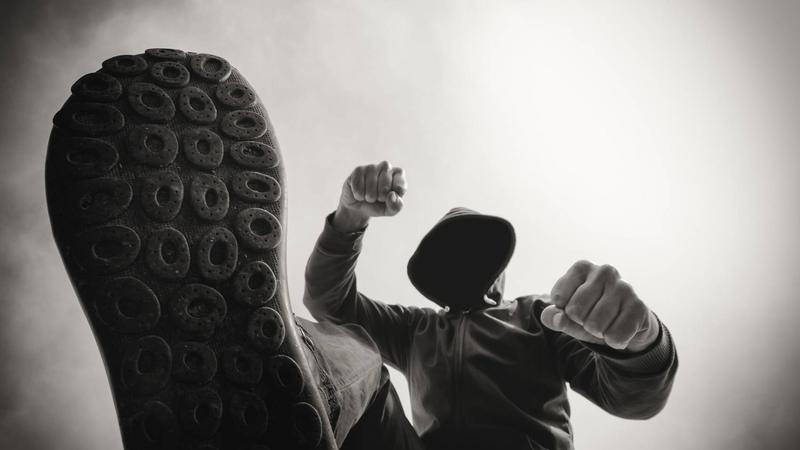 Szilveszterkor fejbe rúgta ismerősét egy varsányi férfi – Életveszélyes sérüléseket okozott