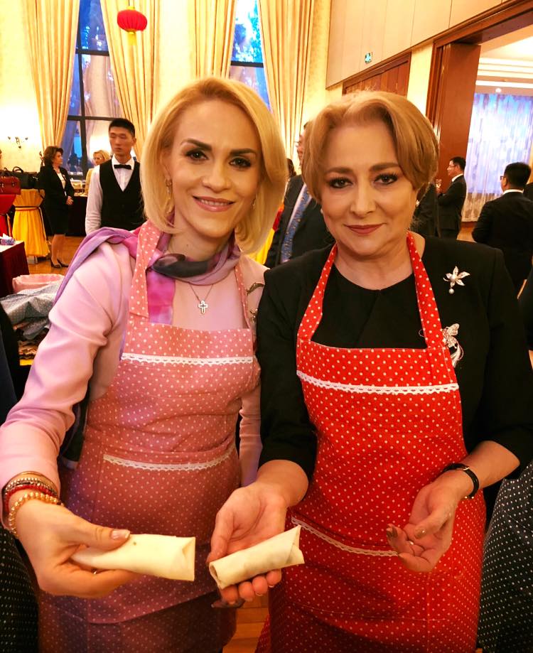 Gabriela Firea și Viorica Dăncilă au gătit de 8 Martie. Uite ce sorțuri poartă