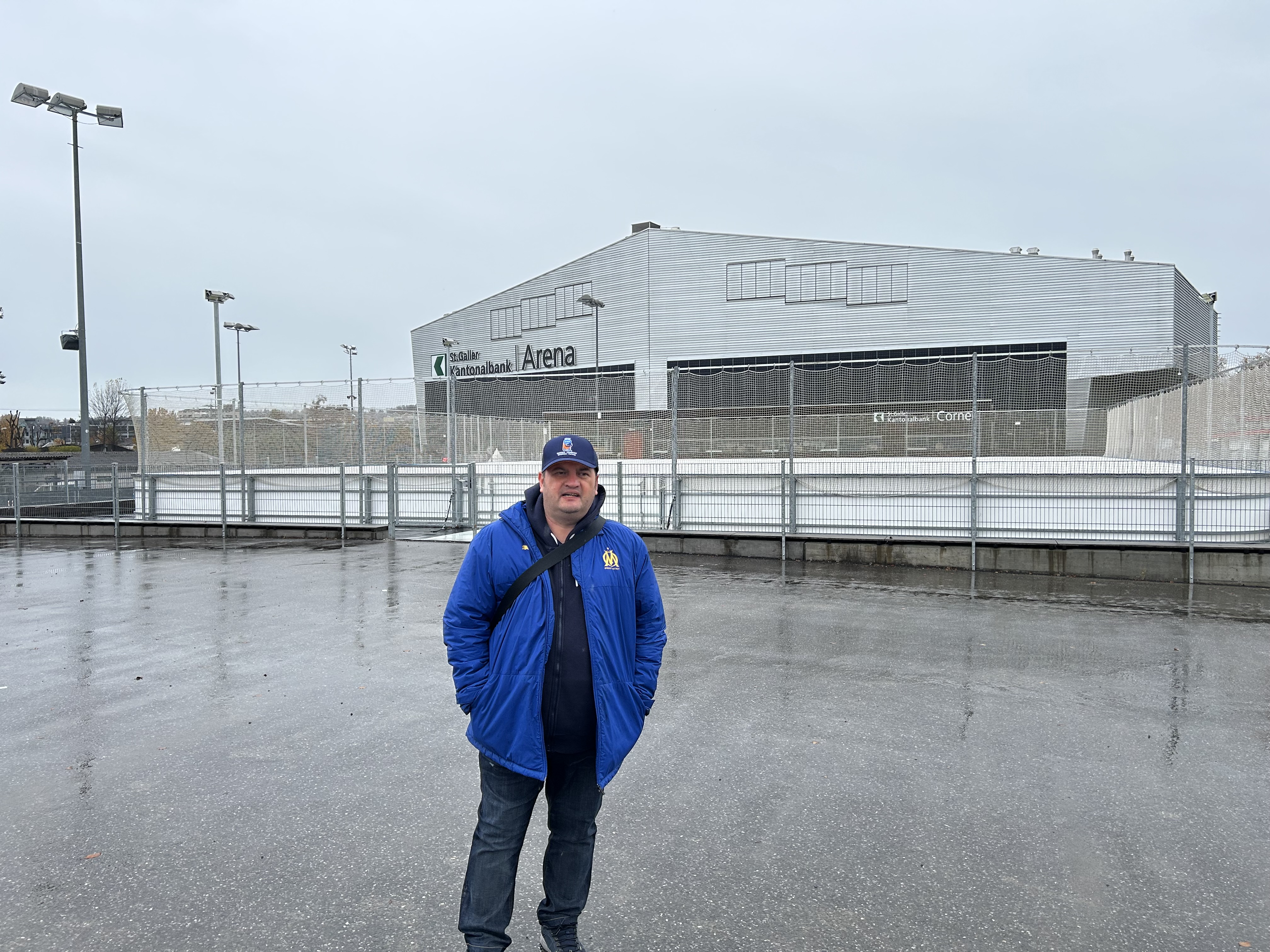 Cum am petrecut de ziua hocheiului elvețian pe gheața patinoarului din Rapperswil alături de 300 de copii: „Hop, Rappi!”