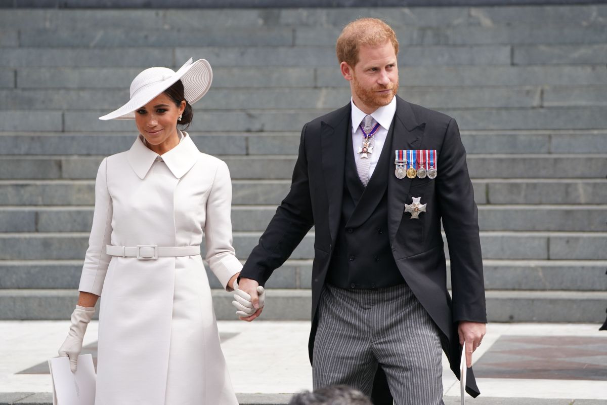 Prințul Harry și Meghan Markle, în război cu revista Vanity Fair din cauza unui articol dur la adresa lor. Actrița Sharon Stone le ia apărarea
