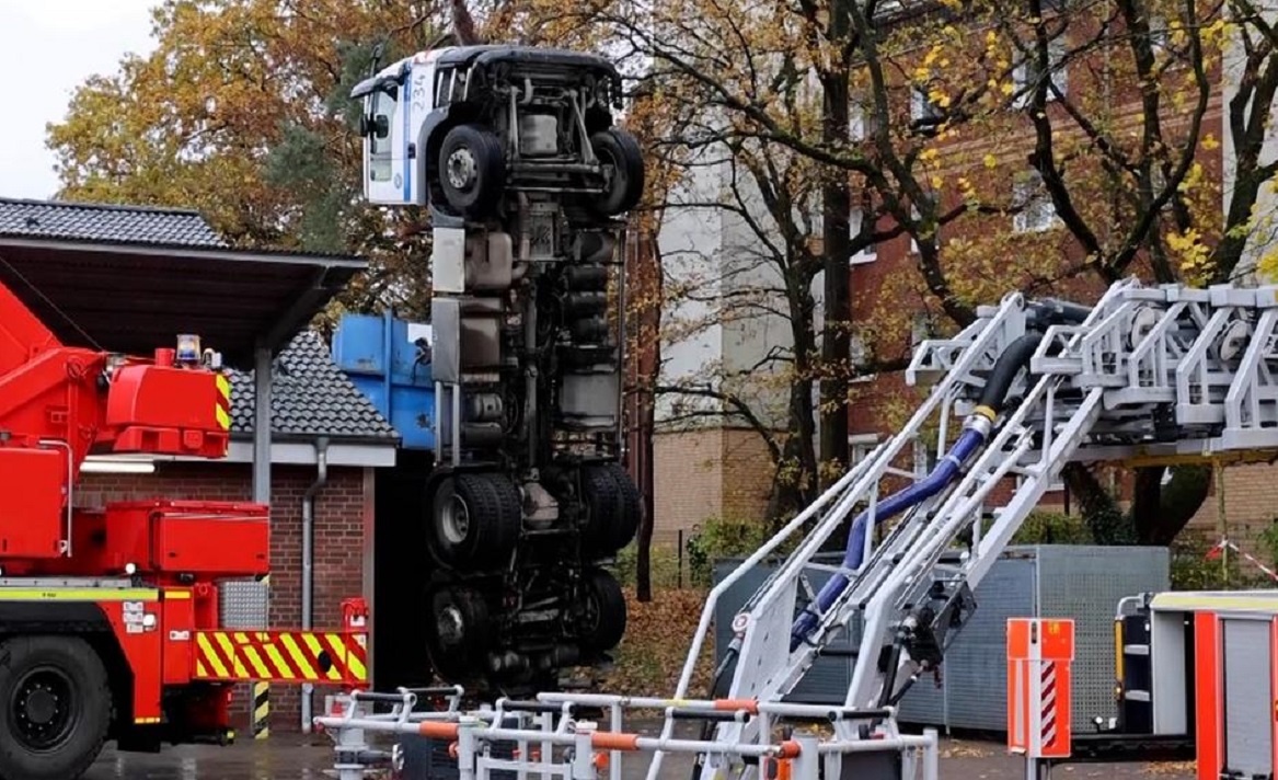 Un camion s-a răsturnat pe spate în parcarea unui supermarket și a rămas pe verticală, în Germania