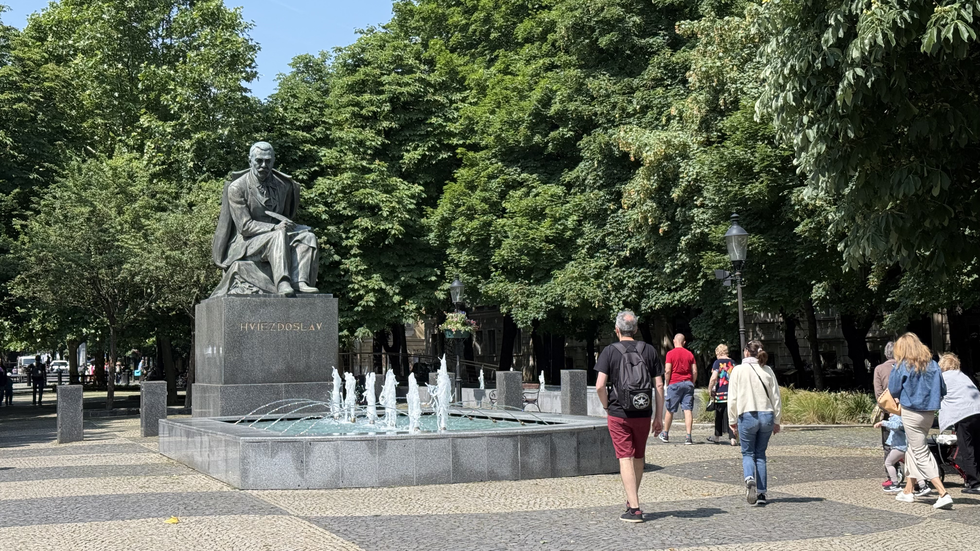Cât plătești pentru un tuns și bărbierit la o frizerie de cartier din Bratislava: buget de restaurant în România