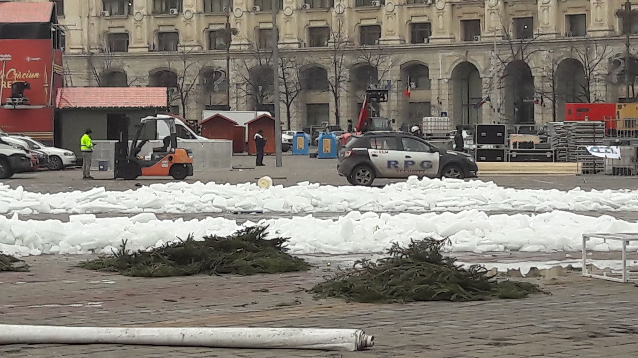 GALERIE FOTO / După Târgul de Crăciun din Piața Constituției, urmează pregătirile pentru Revelion Centenar 2019