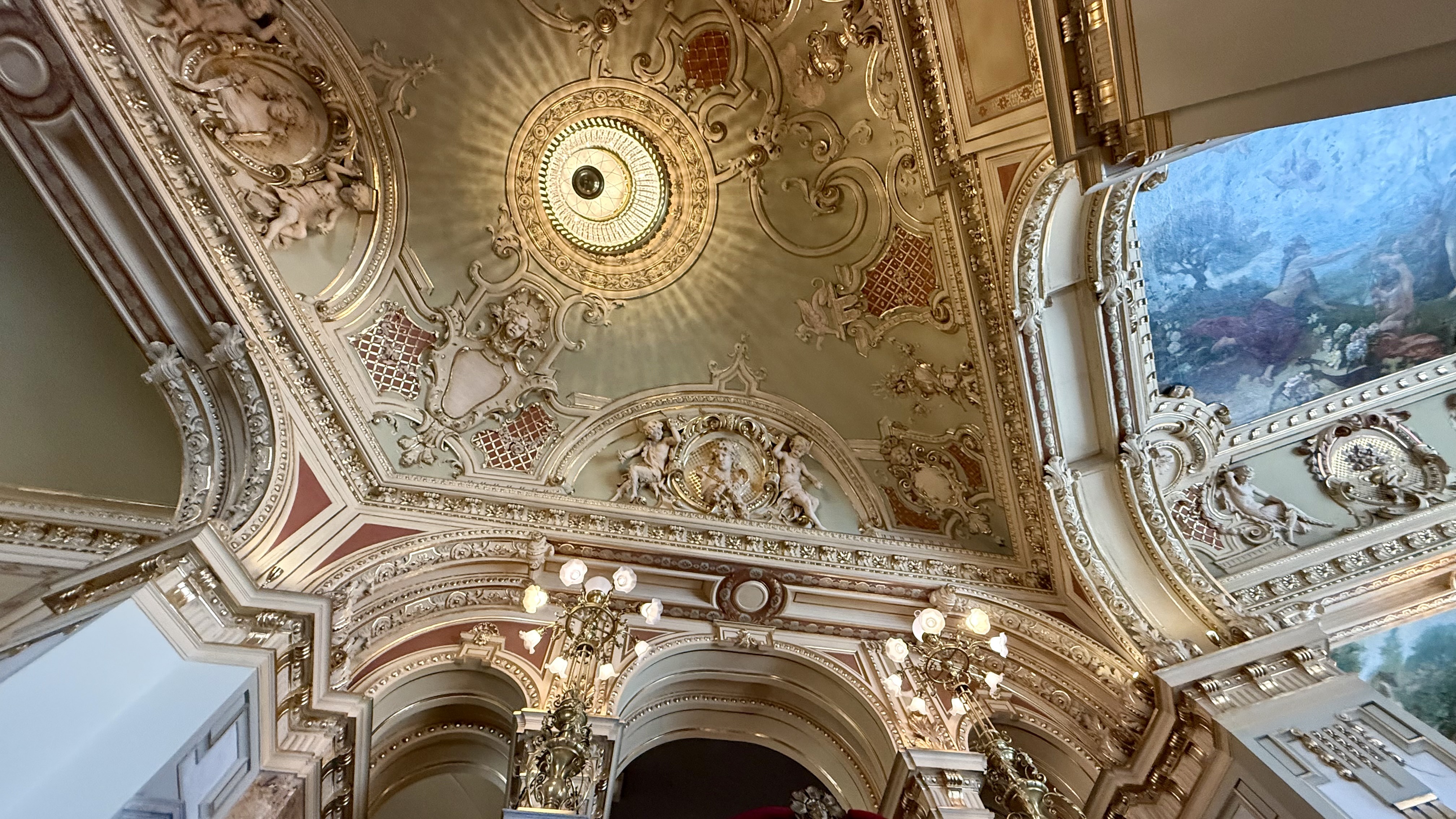 Cafeneaua unde turiștii stau și o oră la coadă. Este considerată cea mai frumoasă din lume și are prețuri pe măsură