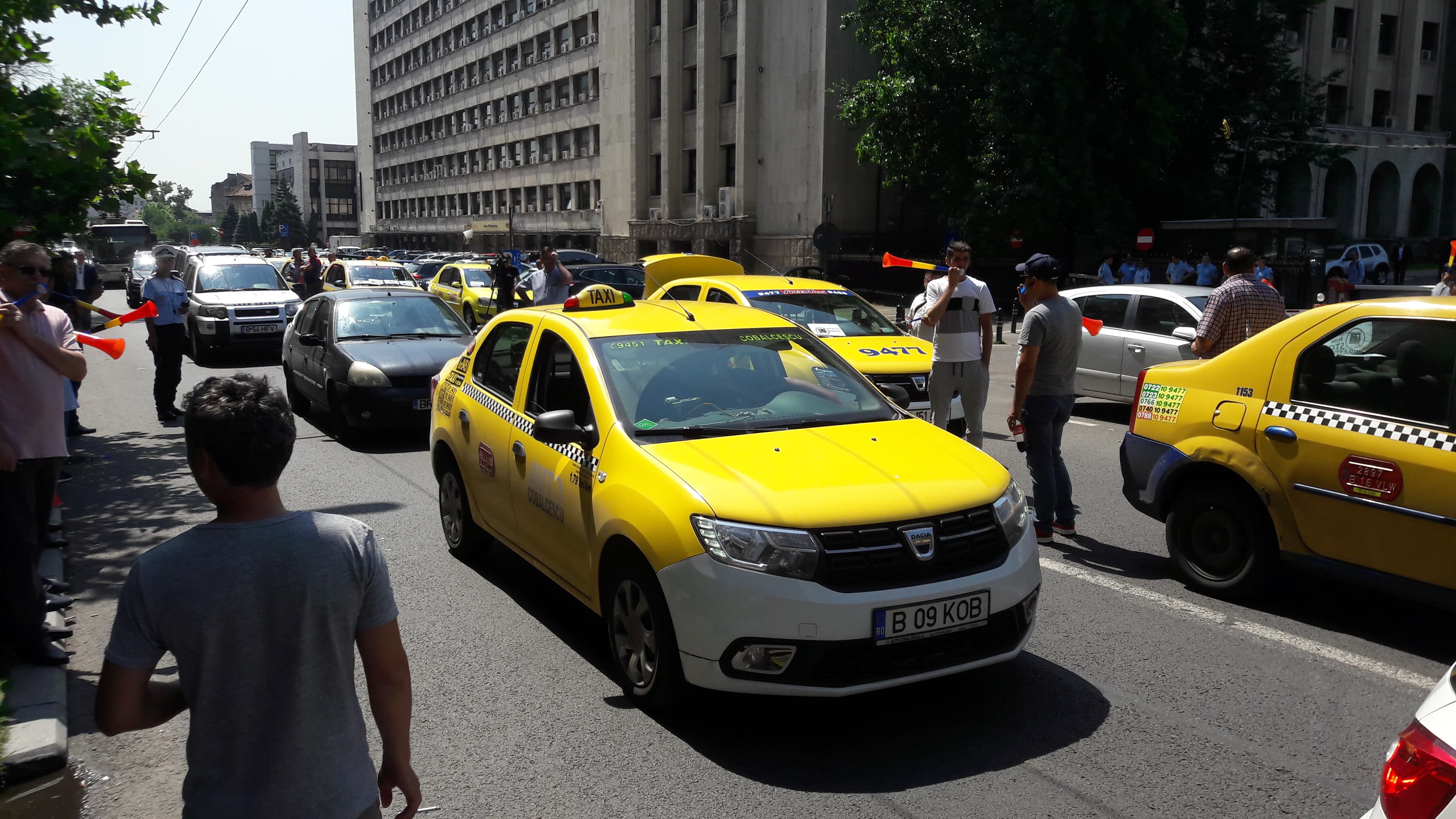 UPDATE. Protest al taximetriştilor în Capitală. Restricţii de trafic în zona Gării de Nord / VIDEO