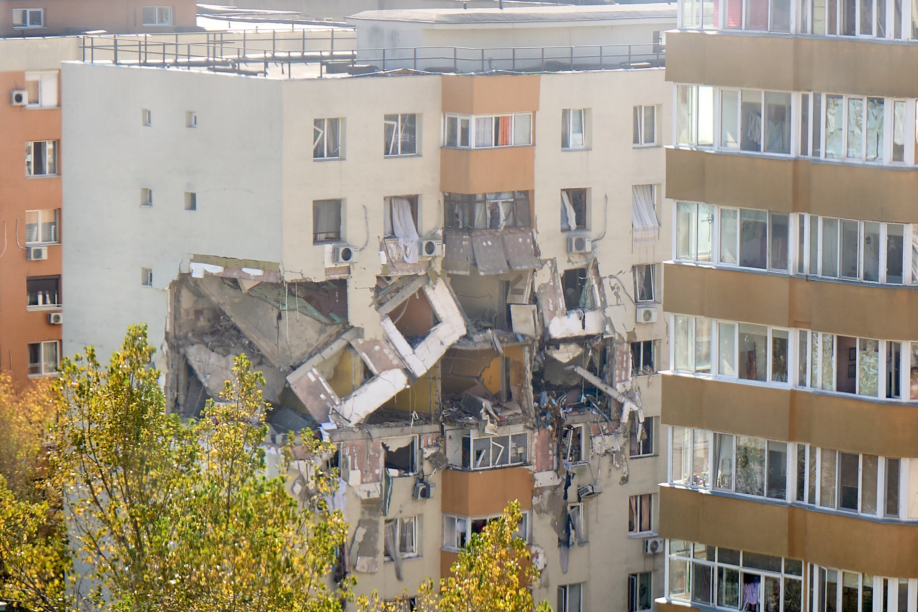Lucrări la blocul din Rahova afectat de explozie, la un an de la deflagrație