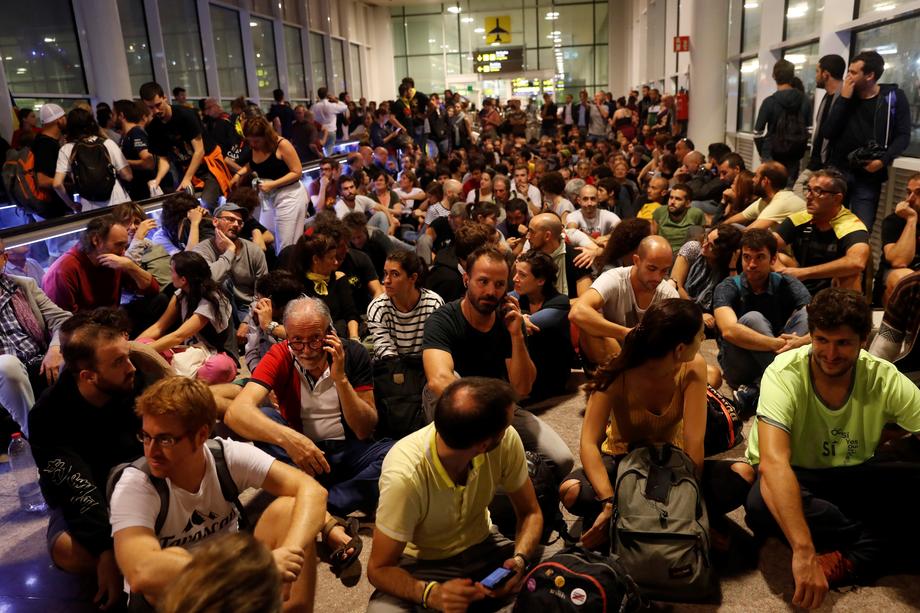 Aeroportul din Barcelona, blocat de protestatari după ce nouă politicieni pro-independență au fost condamnați la închisoare. Zeci de zboruri, anulate