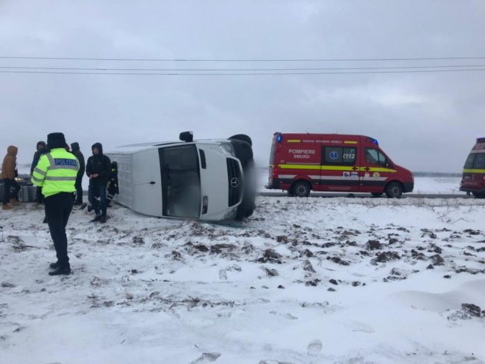 Microbuz răsturnat în Dumbrăveni, județul Suceava. 18 oameni, în pericol / FOTO