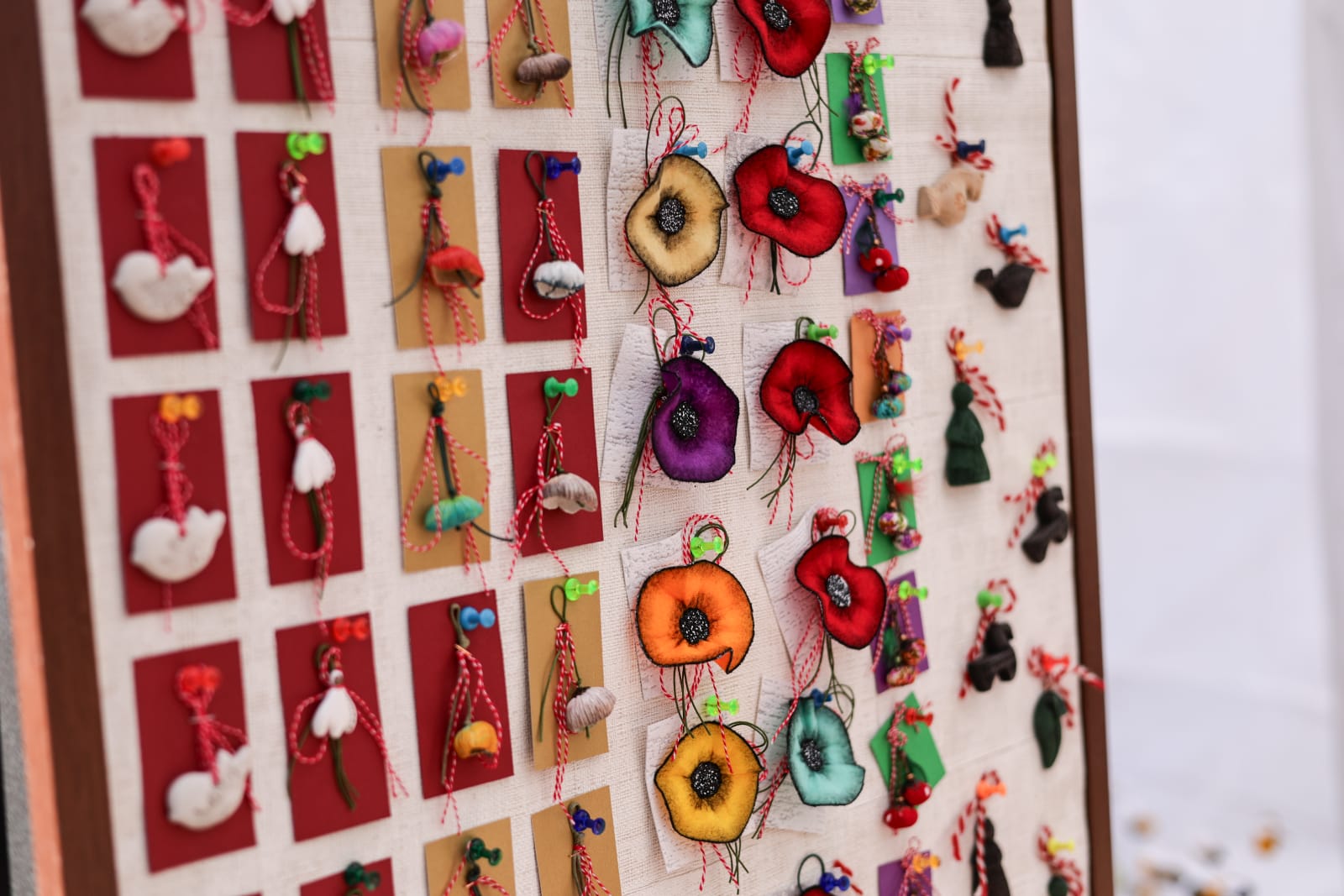 De la mărțișoare handmade la adevărate bijuterii din aur și argint: ce prețuri găsești la Târgul Mărțișorului 2026