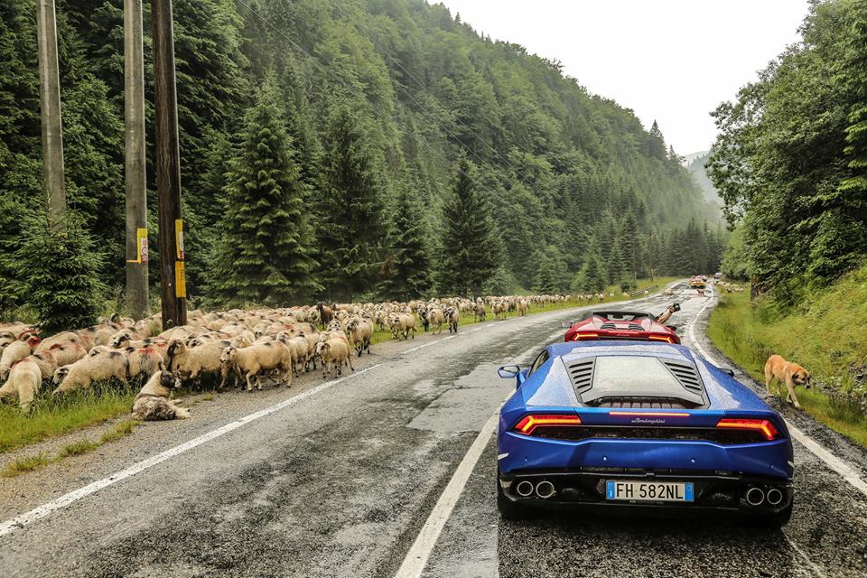 Reclamă pentru Lamborghini Huracan, filmată pe Transfăgărășan. Imagini inedite cu supercarurile pe cel mai spectaculos drum din România
