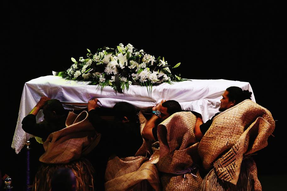 Imagini cutremurătoare de la căpătâiul lui Johan Lomu, decedat la doar 40 de ani! Copiii fostului star au purtat la ceremonie tricouri cu numărul 11 / GALERIE FOTO