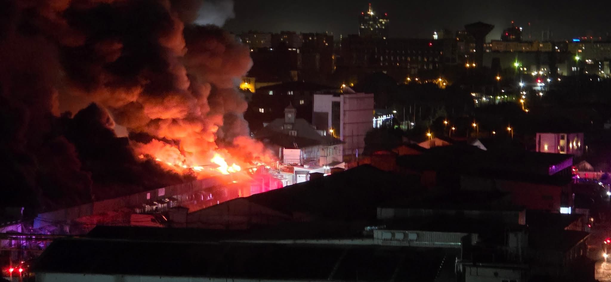 Fum și poluare pe străzile din București din cauza incendiului de la depozitul Antrefrig: „Mi-a venit rău"