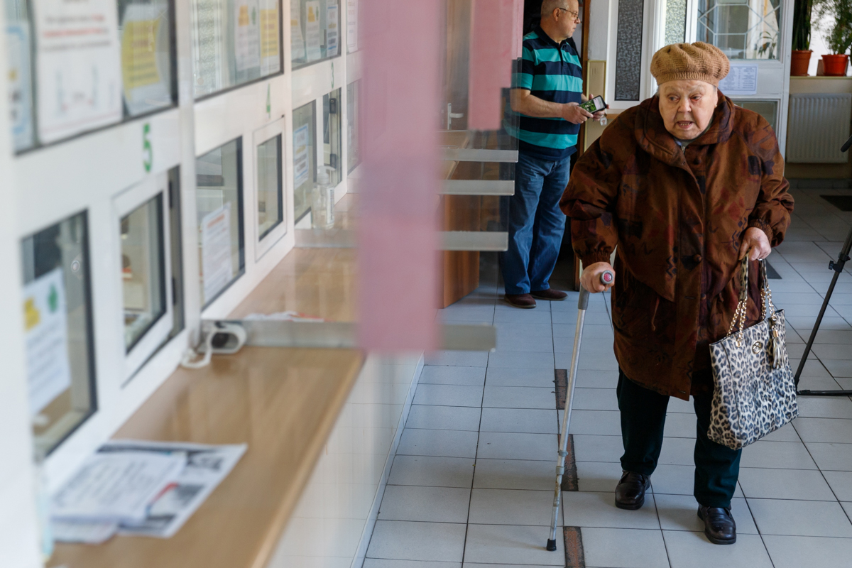 Paște pe datorie. Românii care se împrumută la C.A.R. ca să aibă ce să pună pe masă de Sărbători: „Sarmale nu mai mâncăm, mai reducem din meniu”