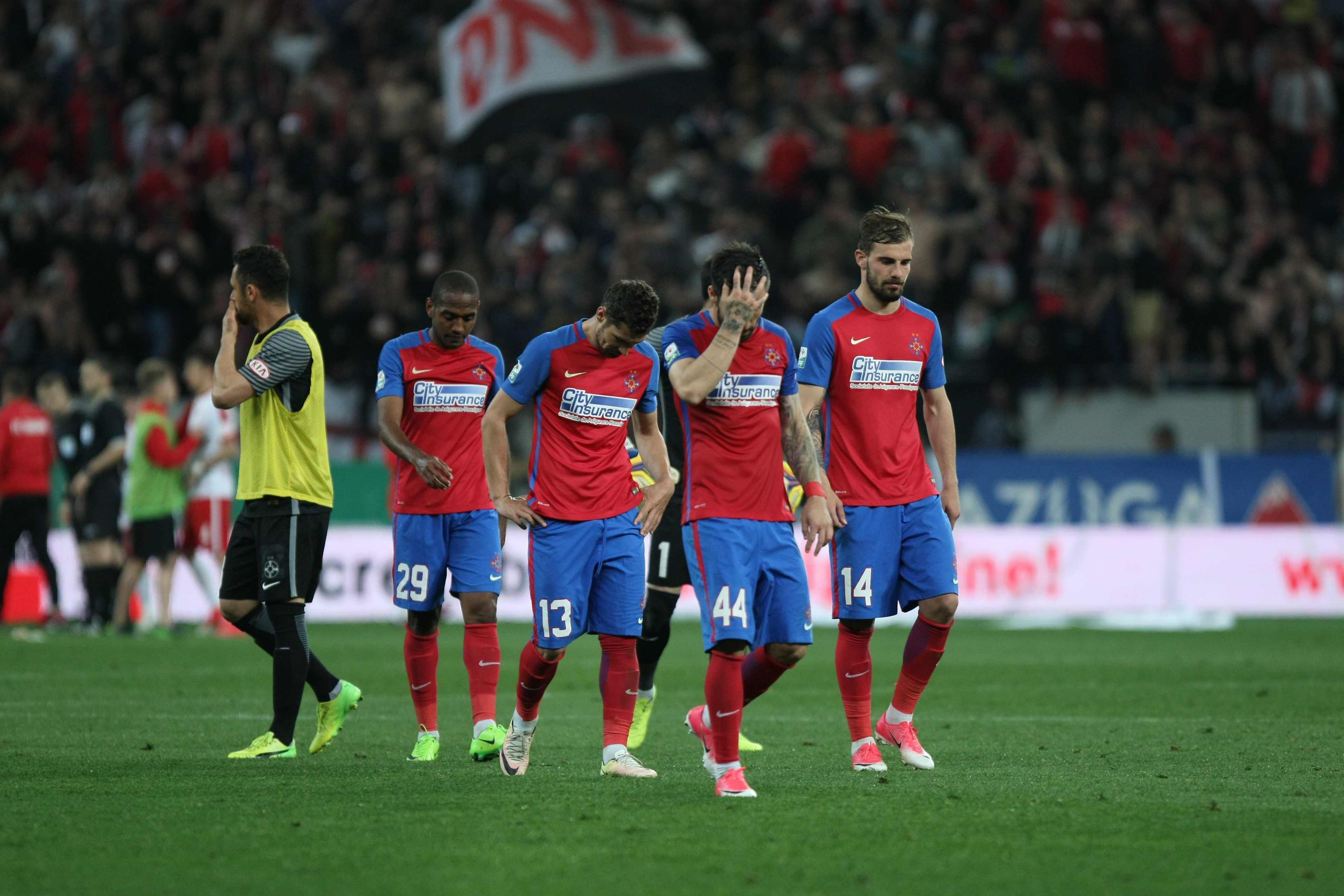 Liga I, etapa a 8-a, play-off: Dinamo - FCSB 2-1. Derby decis în minutul 96, din penalty! ”Cazul Bricheta”, nimica toată pe lângă bombardamentul de pe Arena Națională. Reghe, scandal cu arbitri | LIVE&VIDEO