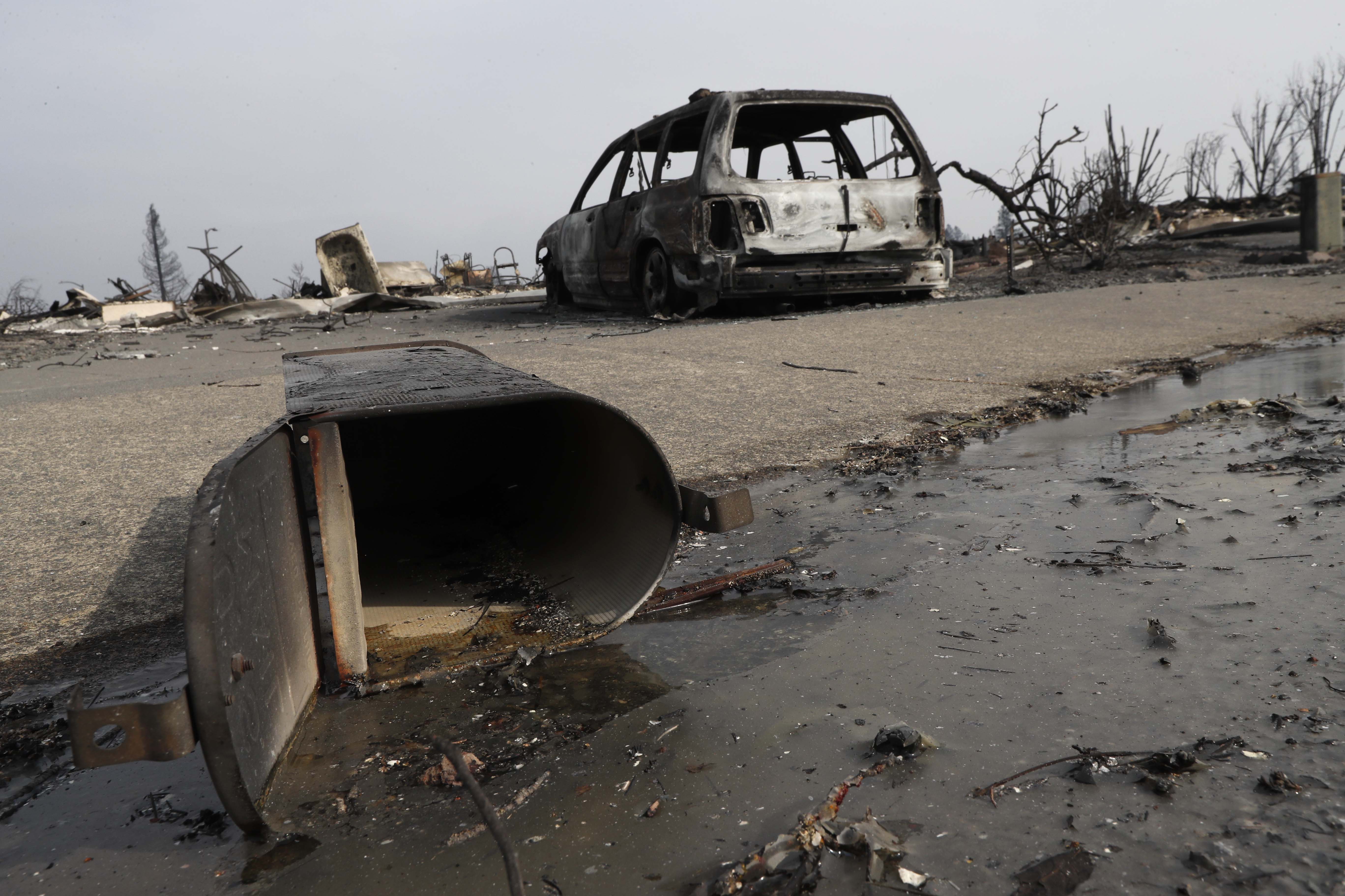 GALERIE FOTO| Incendii devastatoare în California. Cel puțin 23 de persoane au murit, mii de case și terenuri au fost distruse de foc