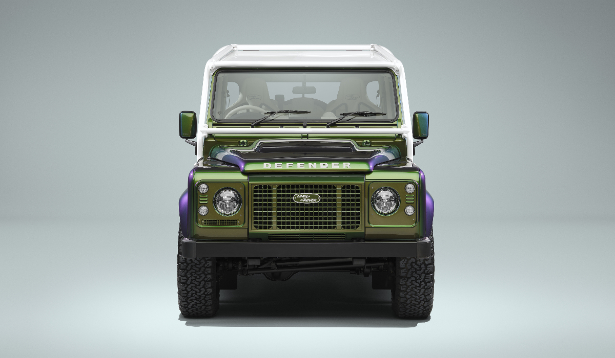 Un bogătaș a plătit 1.160.000 de euro pe patru mașini vechi Land Rover, pe care le-a comandat după ce au fost recondiționate